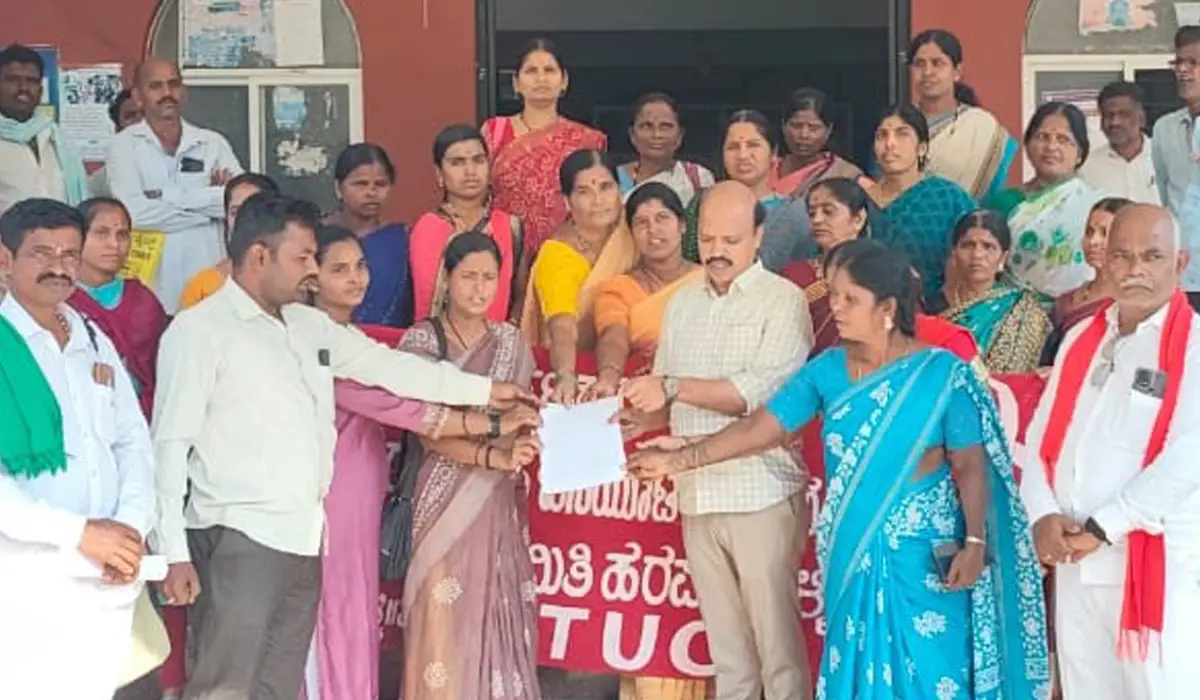BISIUTA,STAFF,PROTEST,HARAPANAHALLI