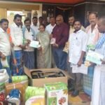 harapanahalli-silk-farmers-equipment-smart-card-distribution-latha-mallikarjun