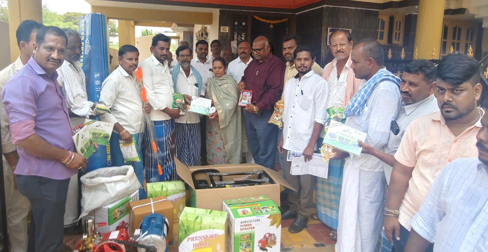 harapanahalli-silk-farmers-equipment-smart-card-distribution-latha-mallikarjun